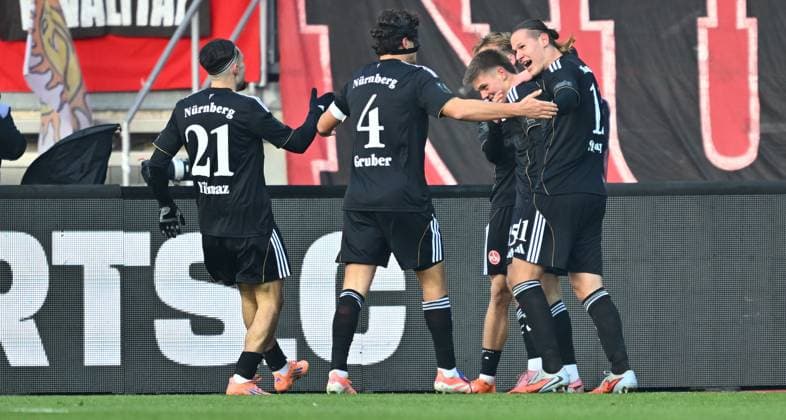 23 11 2025 Soccer Season 2025 2026 2 Soccer Bundesliga 13 Matchday 1 FC Nürnberg FCN Club DSC Arminia Bielefeld Sportfoto Zink xwoxzix DFL regulations prohibit any use of photographs as image sequences and or quasi video only for editorial use Torjubel Jubel nach Treffer Torschuß zum 2 0 durch Finn Ole Becker 25, 1 FC Nürnberg FCN ä