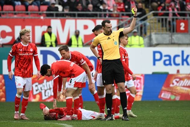 23 11 2025, xjhx, Soccer 2 Bundesliga, 1 FC Kaiserslautern Holstein Kiel v l Foul by David Zec Holstein Kiel on Marlon Ritter 1 FC Kaiserslautern Referee Referee Richard Hempel shows the yellow red card DFL DFB REGULATIONS PROHIBIT ANY USE OF PHOTOGRAPHS as IMAGE SEQUENCES and or QUASI VIDEO Kaiserslautern
