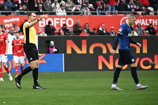 23 11 2025, xjhx, Soccer 2 Bundesliga, 1 FC Kaiserslautern Holstein Kiel v l Foul by David Zec Holstein Kiel on Marlon Ritter 1 FC Kaiserslautern Referee Referee Richard Hempel shows the yellow red card DFL DFB REGULATIONS PROHIBIT ANY USE OF PHOTOGRAPHS as IMAGE SEQUENCES and or QUASI VIDEO Kaiserslautern