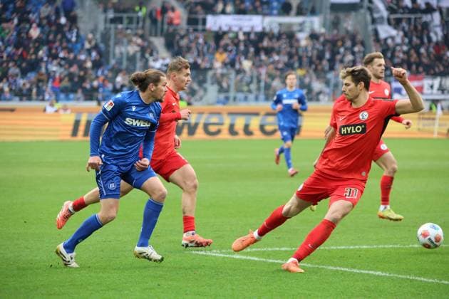 23 11 2025, Football, Men, 2 Bundesliga, Season 2025 2026, Karlsruher SC SV 07 Elversberg, Sebastian Jung Karlsruher SC , Maximilian Rohr SV 07 Elversberg Karlsruhe BBBank Wildpark Baden Württemberg Germany DEU Copyright: xSebastianxBachx
