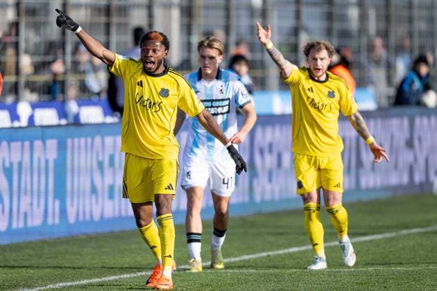 Rodney Elongo Yombo 1 FC Saarbruecken, 17 disagrees with a referee decision GER, TSV 1860 Muenchen vs 1 FC Saarbruecken, Football, 3 Bundesliga, Matchday 15, Season 2025 2026, 23 11 2025 DFL DFB REGULATES PROHIBIT ANY USE OF PHOTOGRAPHS as IMAGE SEQUENCES and or QUASI VIDEO GER, TSV 1860 Muenchen vs 1 FC Saarbruecken, Football, 3 Bundesliga, Matchday 15, Season 2025 2026, 23 11 2025 Muenchen Copyright: xEibner-Pressefoto HeikexFeinerx EP_HFR
