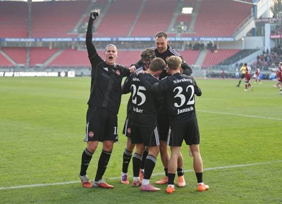 23 11 2025 Soccer Season 2025 2026 2 Soccer Bundesliga 13 Matchday 1 FC Nürnberg FCN Club DSC Arminia Bielefeld Sportfoto Zink DaMa xdaxmax DFL regulations prohibit any use of photographs as image sequences and or quasi video only for editorial use Jubel Freude Torjubel nach Tor zum 2 0 Finn Ole Becker 25, 1 FC Nürnberg FCN und Mannschaft Team jubelt freut sich Torschütze Finn Ole Becker 25, 1 FC Nürnberg FCN