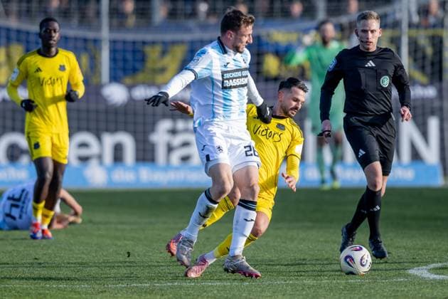 Fight for the ball duel between Philipp Maier TSV 1860 Muenchen, 26 and Kasim Rabihic 1 FC Saarbruecken, 10 , behind Felix Weller Referee GER, TSV 1860 Muenchen vs 1 FC Saarbruecken, Soccer, 3 Bundesliga, Matchday 15, Season 2025 2026, 23 11 2025 DFL DFB REGULATIONS PROHIBIT ANY USE OF PHOTOGRAPHS as IMAGE SEQUENCES and or QUASI VIDEO GER, TSV 1860 Muenchen vs 1 FC Saarbruecken, Football, 3 Bundesliga, 15 Matchday, Season 2025 2026, 23 11 2025 Muenchen Copyright: xEibner-Pressefoto HeikexFeinerx EP_HFR