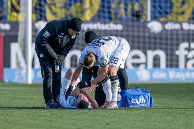 The coaches and Sigurd Haugen TSV 1860 Muenchen, 22 take care of the ailing Patrick Hobsch TSV 1860 Muenchen, 34 GER, TSV 1860 Muenchen vs 1 FC Saarbruecken, Football, 3 Bundesliga, Matchday 15, Season 2025 2026, 23 11 2025 DFL DFB REGULATIONS PROHIBIT ANY USE OF PHOTOGRAPHS as IMAGE SEQUENCES and or QUASI VIDEO GER, TSV 1860 Muenchen vs 1 FC Saarbruecken, Football, 3 Bundesliga, Matchday 15, Season 2025 2026, 23 11 2025 Muenchen Copyright: xEibner-Pressefoto HeikexFeinerx EP_HFR