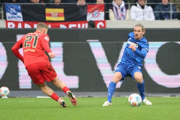 23 11 2025, Football, Men, 2 Bundesliga, Season 2025 2026, Karlsruher SC SV 07 Elversberg, Lasse Günther SV 07 Elversberg , Sebastian Jung Karlsruher SC Karlsruhe BBBank Wildpark Baden Württemberg Germany DEU Copyright: xSebastianxBachx