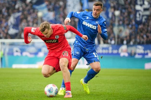 Soccer 2 Bundesliga, Matchday 13, Karlsruher SC SV Elversberg on 23 11 2025 in Karlsruhe BBBank Wildpark , Germany, Season 2025 2026 DFL REGULATIONS PROHIBIT ANY USE OF PHOTOGRAPHS AS IMAGE SEQUENCES AND OR QUASI VIDEO Lasse Günther 21, SVE in duel with Philipp Förster 11, KSC Karlsruhe BBBank Wildpark Germany Copyright: xChristophxKinzingerx