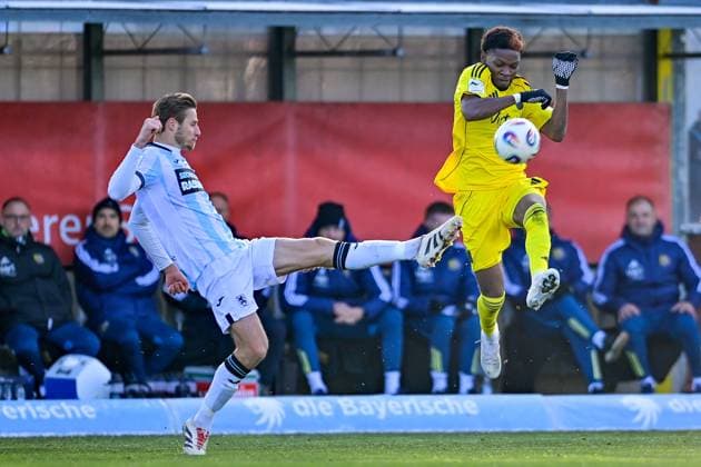 v li Siemen Voet TSV 1860, 3 Rodney Elongo Yombo Saarbruecken, 17 in duel, duel, tackle, dynamic, action, action, 23 11 2025, Munich Germany , Football, 3 Liga, TSV 1860 München 1 FC Saarbrücken, DFB DFL REGULATIONS PROHIBIT ANY USE OF PHOTOGRAPHS AS IMAGE SEQUENCES AND OR QUASI VIDEO xslx