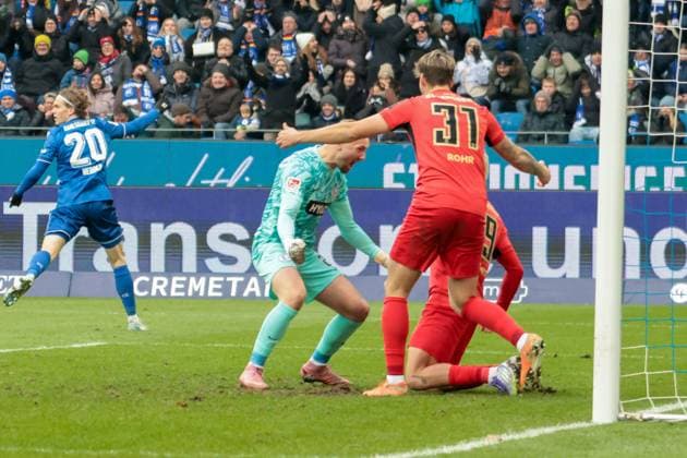 23 11 2025, xhettx, Soccer 2 Bundesliga, Karlsruher SC SV Elversberg v l jubel bei Nicolas Kristof SV Elversberg, 20 DFL DFB REGULATIONS PROHIBIT ANY USE OF PHOTOGRAPHS as IMAGE SEQUENCES and or QUASI VIDEO Karlsruhe