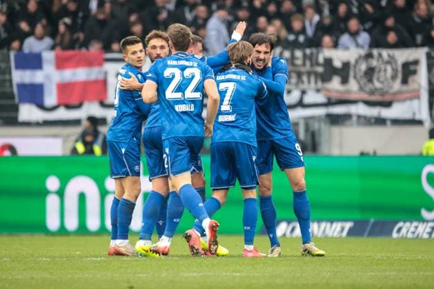 23 11 2025, xhettx, Fussball 2 Bundesliga, Karlsruher SC SV Elversberg v l Jubel um das 1 1 durch Roko Simic Karlsruher SC, 9 DFL DFB REGULATIONS PROHIBIT ANY USE OF PHOTOGRAPHS as IMAGE SEQUENCES and or QUASI VIDEO Karlsruhe