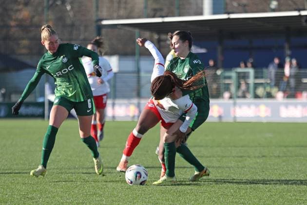 Google Pixel Womens Bundesliga, RB Leipzig VfL Wolfsburg 23 11 2025 Caitlin Dijkstra 3, VfL Wolfsburg brings down Delice Boboy 17, RB Leipzig Soccer, Google Pixel Womens Bundesliga, Season 2025 2026, Matchday 11 RB Leipzig vs VfL Wolfsburg on 23 11 2025, Training Center Cottaweg, Leipzig DFB REGULATIONS PROHIBIT ANY USE OF PHOTOGRAPHS AS IMAGE SEQUENCES AND OR QUASI VIDEO Copyright: xBEAUTIFULxSPORTS JanxKaeferx
