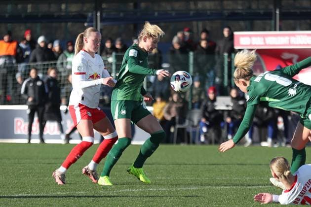 Google Pixel Womens Bundesliga, RB Leipzig VfL Wolfsburg 23 11 2025 Sarai Linder 39, VfL Wolfsburg in front of Nikoline Dudek 24, RB Leipzig Soccer, Google Pixel Womens Bundesliga, Season 2025 2026, Matchday 11 RB Leipzig vs VfL Wolfsburg on 23 11 2025, Training Center Cottaweg, Leipzig DFB REGULATIONS PROHIBIT ANY USE OF PHOTOGRAPHS AS IMAGE SEQUENCES AND OR QUASI VIDEO Copyright: xBEAUTIFULxSPORTS JanxKaeferx