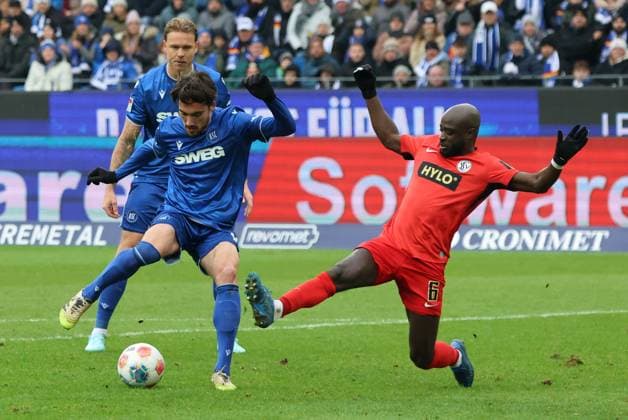 23 11 2025, Football, Men, 2 Bundesliga, Season 2025 2026, Karlsruher SC SV 07 Elversberg, Amara Conde SV 07 Elversberg , Roko Simic Karlsruher SC Karlsruhe BBBank Wildpark Baden Württemberg Germany DEU Copyright: xSebastianxBachx