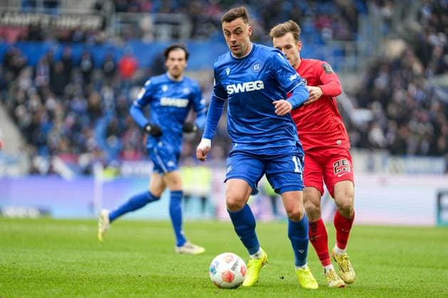 Soccer 2 Bundesliga, Matchday 13, Karlsruher SC SV Elversberg on 23 11 2025 in Karlsruhe BBBank Wildpark , Germany, Season 2025 2026 DFL REGULATIONS PROHIBIT ANY USE OF PHOTOGRAPHS AS IMAGE SEQUENCES AND OR QUASI VIDEO Philipp Förster 11, KSC in duel with Tom Zimmerscheid 29, SVE Karlsruhe BBBank Wildpark Germany Copyright: xChristophxKinzingerx