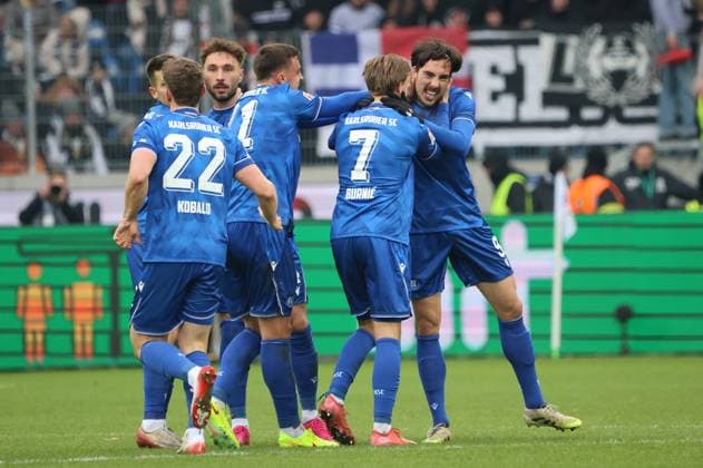 23 11 2025, Football, Men, 2 Bundesliga, Season 2025 2026, Karlsruher SC SV 07 Elversberg, Goal celebration to 1 1, Goalscorer Roko Simic Karlsruher SC Karlsruhe BBBank Wildpark Baden Württemberg Germany DEU Copyright: xSebastianxBachx