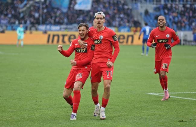 23 11 2025, Football, Men, 2 Bundesliga, Season 2025 2026, Karlsruher SC SV 07 Elversberg, Lukas Petkov SV 07 Elversberg celebrates with Frederik Schmahl SV 07 Elversberg his goal for 1 2 Karlsruhe BBBank Wildpark Baden Württemberg Germany DEU Copyright: xFabianxKleerx