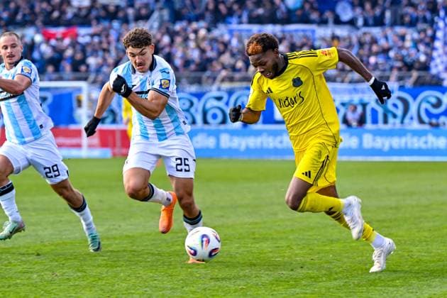 v li Marvin Lee Rittmueller TSV 1860, 29 Sean Dulic TSV 1860, 25 Rodney Elongo Yombo Saarbruecken, 17 in duel, duel, tackle, dynamic, action, action, 23 11 2025, Munich Germany , Football, 3 Liga, TSV 1860 München 1 FC Saarbrücken, DFB DFL REGULATIONS PROHIBIT ANY USE OF PHOTOGRAPHS AS IMAGE SEQUENCES AND OR QUASI VIDEO xslx