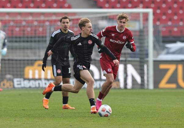 23 11 2025 Soccer Season 2025 2026 2 Soccer Bundesliga 13 Matchday 1 FC Nürnberg FCN Club DSC Arminia Bielefeld Sportfoto Zink DaMa xdaxmax DFL regulations prohibit any use of photographs as image sequences and or quasi video only for editorial use Tim Janisch 32, 1 FC Nürnberg FCN im Angriff