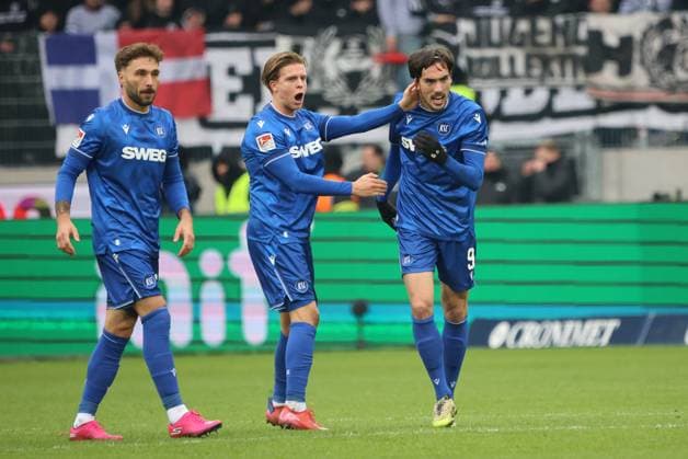 23 11 2025, Football, Men, 2 Bundesliga, Season 2025 2026, Karlsruher SC SV 07 Elversberg, Goal celebration to 1 1, Goalscorer Roko Simic Karlsruher SC Karlsruhe BBBank Wildpark Baden Württemberg Germany DEU Copyright: xSebastianxBachx