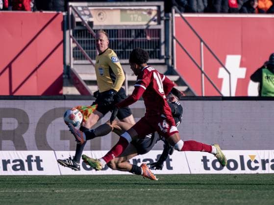 Germany Soccer, 2 Bundesliga 2025 26, Matchday 13 1 FC Nuremberg vs Arminia Bielefeld Max Morlock Stadion Nuremberg Monju Momuluh Arminia Bielefeld, 14 in the duel for the ball Copyright: xChristopherxRupprechtx