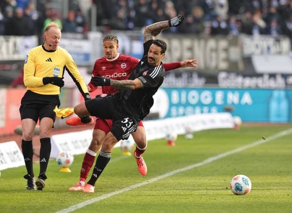 23 11 2025 Soccer Season 2025 2026 2 Soccer Bundesliga 13 Matchday 1 FC Nürnberg FCN Club DSC Arminia Bielefeld Sportfoto Zink DaMa xdaxmax DFL regulations prohibit any use of photographs as image sequences and or quasi video only for editorial use Adriano Grimaldi 33, 1 FC Nürnberg FCN Joel Felix 3, Arminia Bielefeld and Christian Gittelmann linesman assistant referee