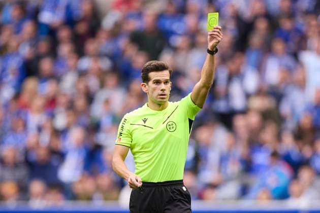 Real Oviedo v Rayo Vallecano - LaLiga EA Sports Alejandro Quintero Gonzalez shows a yellow card during the LaLiga EA Sports match between Real Oviedo and Rayo Vallecano at Carlos Tartiere on November 23, 2025, in Oviedo, Spain. Oviedo Carlos Tartiere Asturias Spain RL_ROVvRAYV_000059 Copyright: xRicardoxLarreinax