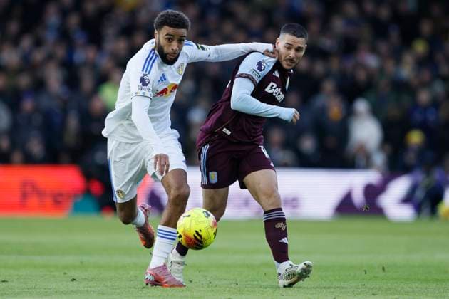 Leeds United v Aston Villa - Premier League Jayden Bogle of Leeds United and Emi Buendia of Aston Villa challenge during the Premier League match between Leeds United and Aston Villa at Elland Road on November 23, 2025 in Leeds, England. Leeds Elland Road England United Kingdom Copyright: xRichardxSellers Sportsphoto APLx 14142408