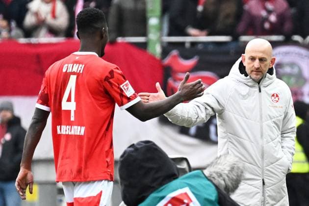 23 11 2025, xjhx, Soccer 2 Bundesliga, 1 FC Kaiserslautern Holstein Kiel v l Substitution Maxwell Gyamfi 1 FC Kaiserslautern Coach Torsten Lieberknecht 1 FC Kaiserslautern DFL DFB REGULATIONS PROHIBIT ANY USE OF PHOTOGRAPHS as IMAGE SEQUENCES and or QUASI VIDEO Kaiserslautern