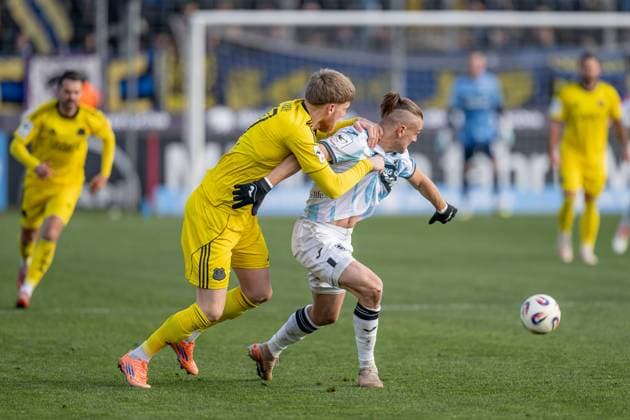Fight for the ball duel between Joel Bichsel 1 FC Saarbruecken, 27 and Sigurd Haugen TSV 1860 Muenchen, 22 GER, TSV 1860 Muenchen vs 1 FC Saarbruecken, Football, 3 Bundesliga, Matchday 15, Season 2025 2026, 23 11 2025 DFL DFB REGULATIONS PROHIBIT ANY USE OF PHOTOGRAPHS as IMAGE SEQUENCES and or QUASI VIDEO GER, TSV 1860 Muenchen vs 1 FC Saarbruecken, Football, 3 Bundesliga, Matchday 15, Season 2025 2026, 23 11 2025 Muenchen Copyright: xEibner-Pressefoto HeikexFeinerx EP_HFR