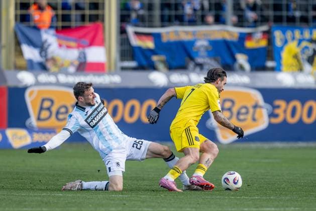 Fight for the ball duel between Philipp Maier TSV 1860 Muenchen, 26 and Calogero Rizzuto 1 FC Saarbruecken, 7 GER, TSV 1860 Muenchen vs 1 FC Saarbruecken, Football, 3 Bundesliga, Matchday 15, Season 2025 2026, 23 11 2025 DFL DFB REGULATIONS PROHIBIT ANY USE OF PHOTOGRAPHS as IMAGE SEQUENCES and or QUASI VIDEO GER, TSV 1860 Muenchen vs 1 FC Saarbruecken, Football, 3 Bundesliga, Matchday 15, Season 2025 2026, 23 11 2025 Muenchen Copyright: xEibner-Pressefoto HeikexFeinerx EP_HFR
