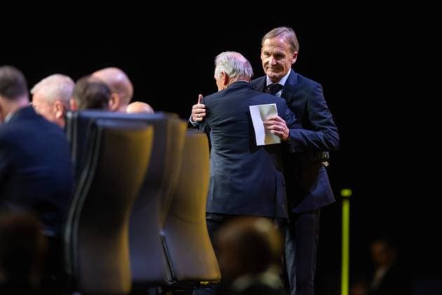 23 11 2025, Football, Season 2025 2026, 1 Bundesliga, General Meeting Borussia Dortmund, f l President Dr Reinhold Lunow Borussia Dortmund hugs Chairman of the Management Hans Joachim Watzke Borussia Dortmund , Dortmund Messe Wetsfalenhalle NRW Germany xRHR PHOTO DEx Copyright: DennisxEwert RHR-FOTOx RHR-FOTO DE