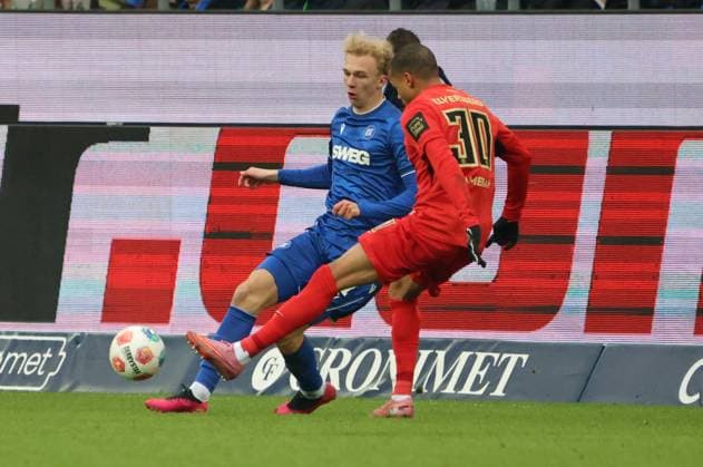 23 11 2025, Football, Men, 2 Bundesliga, Season 2025 2026, Karlsruher SC SV 07 Elversberg, Leon Opitz Karlsruher SC , Jan Gyamerah SV 07 Elversberg Karlsruhe BBBank Wildpark Baden Württemberg Germany DEU Copyright: xSebastianxBachx