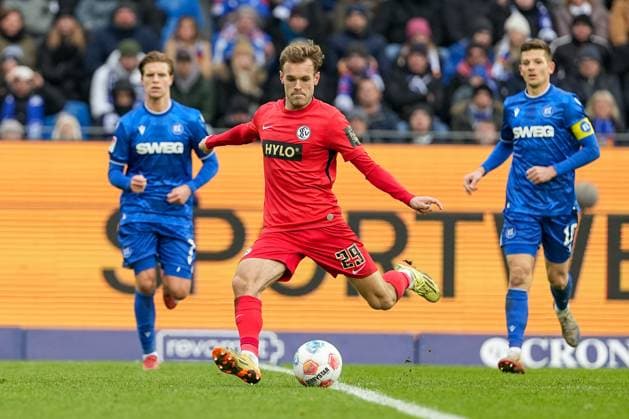 Soccer 2 Bundesliga, Matchday 13, Karlsruher SC SV Elversberg on 23 11 2025 in Karlsruhe BBBank Wildpark , Germany, Season 2025 2026 DFL REGULATIONS PROHIBIT ANY USE OF PHOTOGRAPHS AS IMAGE SEQUENCES AND OR QUASI VIDEO Tom Zimmerscheid 29, SVE shoots on goal Karlsruhe BBBank Wildpark Germany Copyright: xChristophxKinzingerx