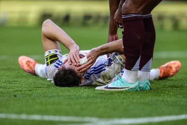 Premier League Leeds United v Aston Villa Anton Stach of Leeds United injured after heading the ball towards goal during the Premier League match Leeds United vs Aston Villa at Elland Road, Leeds, United Kingdom, 23rd November 2025 (Photo by Alfie Cosgrove News Images) Leeds Elland Road West Yorkshire United Kingdom Copyright: xAlfiexCosgrove NewsxImagesx