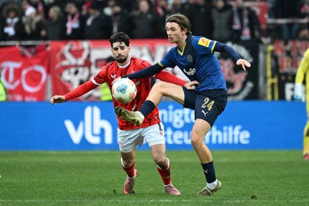 23 11 2025, xjhx, Fußball 2 Bundesliga, 1 FC Kaiserslautern Holstein Kiel v l Semih Sahin 1 FC Kaiserslautern Magnud Knudsen Holstein Kiel Zweikampf, Aktion, action, battle for the ball DFL DFB REGULATIONS PROHIBIT ANY USE OF PHOTOGRAPHS as IMAGE SEQUENCES and or QUASI VIDEO Kaiserslautern