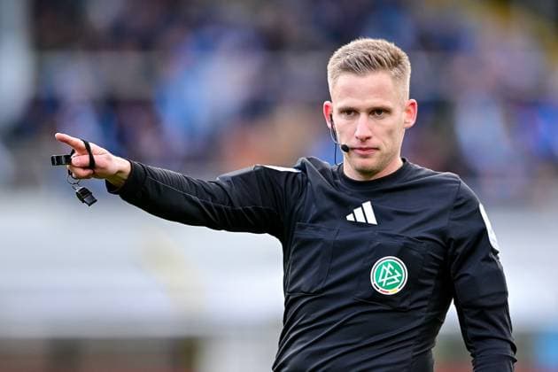Felix Weller Referee, Referee gives instructions, gesticulates, gives instructions, gesticulate, single image, action, action, 23 11 2025, Munich Germany , Football, 3 Liga, TSV 1860 München 1 FC Saarbrücken, DFB DFL REGULATIONS PROHIBIT ANY USE OF PHOTOGRAPHS AS IMAGE SEQUENCES AND OR QUASI VIDEO xslx
