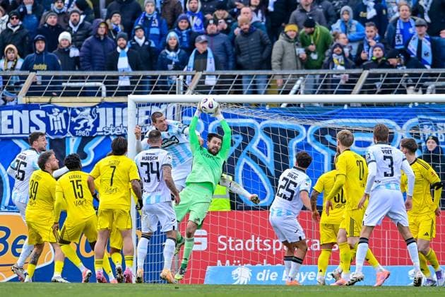 Penalty area scene Phillip Menzel Goalkeeper, Saarbruecken, 13 catches the ball in front of h35 and Max Reinthaler TSV 1860, 16 , 23 11 2025, Munich Germany , Football, 3 Liga, TSV 1860 München 1 FC Saarbrücken, DFB DFL REGULATIONS PROHIBIT ANY USE OF PHOTOGRAPHS AS IMAGE SEQUENCES AND OR QUASI VIDEO xslx