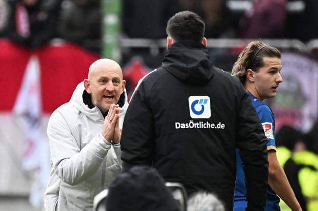 23 11 2025, xjhx, Football 2 Bundesliga, 1 FC Kaiserslautern Holstein Kiel v l Coach Torsten Lieberknecht 1 FC Kaiserslautern Fourth Official Referee Justin Haasmann DFL DFB REGULATIONS PROHIBIT ANY USE OF PHOTOGRAPHS as IMAGE SEQUENCES and or QUASI VIDEO Kaiserslautern