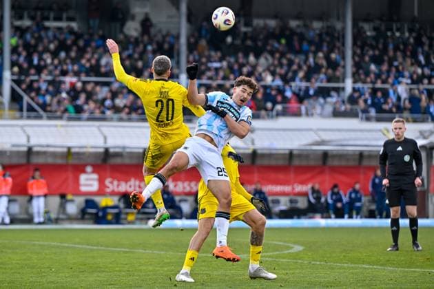 v li Florian Pick Saarbruecken, 20 Sean Dulic TSV 1860, 25 Patrick Schmidt Saarbruecken, 39 in duel, duel, tackle, dynamic, action, Felix Weller referee, referee observes the scene, 23 11 2025, Munich Germany , Football, 3 Liga, TSV 1860 München 1 FC Saarbrücken, DFB DFL REGULATIONS PROHIBIT ANY USE OF PHOTOGRAPHS AS IMAGE SEQUENCES AND OR QUASI VIDEO xslx