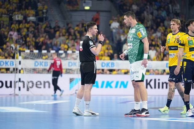 Mijajlo Marseni 93 Füchse Berlin discusses with the referee while Edwin Aspenbäck 78 Rhein Neckar Löwen stands attentively by 1 Handball Bundesliga Rhein Neckar Löwen vs Füchse Berlin 23 11 2025 Copyright: xSpeedshotx