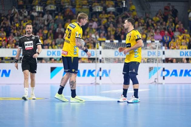 Edwin Aspenbäck 78 Rhein Neckar Löwen in conversation on the pitch 1 Handball Bundesliga Rhein Neckar Löwen vs Füchse Berlin 23 11 2025 Copyright: xSpeedshotx