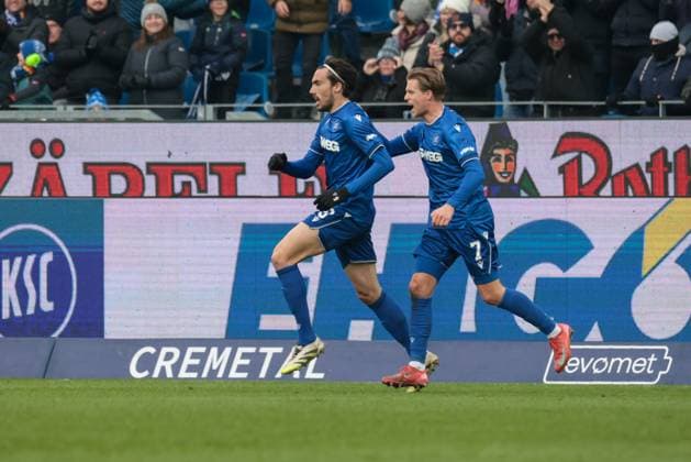 23 11 2025, xhettx, Soccer 2 Bundesliga, Karlsruher SC SV Elversberg v l Roko Simic Karlsruher SC, 9 and Dzenis Burnic Karlsruher SC, 7 celebrate the 2 2 DFL DFB REGULATIONS PROHIBIT ANY USE OF PHOTOGRAPHS as IMAGE SEQUENCES and or QUASI VIDEO Karlsruhe