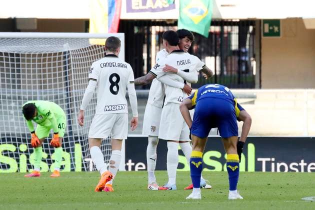 PARMA CELEBRATION IN THE END during the Serie A soccer match between Hellas Verona and Parma at the Bentegodi Stadium in Verona, north west Italy - Sunday , November 23 , 2025. - Soccer .  Copyright: xPaolaxGarbuio Lapressex