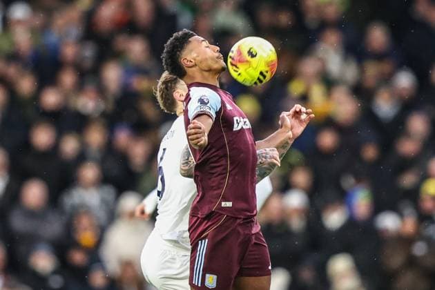 Premier League Leeds United v Aston Villa Ollie Watkins of Aston Villa controls the ball during the Premier League match Leeds United vs Aston Villa at Elland Road, Leeds, United Kingdom, 23rd November 2025 (Photo by Alfie Cosgrove News Images) Leeds Elland Road West Yorkshire United Kingdom Copyright: xAlfiexCosgrove NewsxImagesx