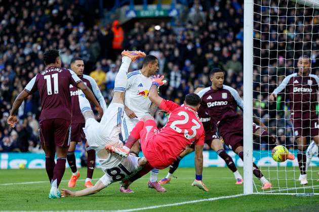 Leeds United v Aston Villa - Premier League Lukas Nmecha of Leeds United scores 1st goal past Emiliano Martinez, goalkeeper of Aston Villa during the Premier League match between Leeds United and Aston Villa at Elland Road on November 23, 2025 in Leeds, England. Leeds Elland Road England United Kingdom Copyright: xRichardxSellers Sportsphoto APLx 14142414