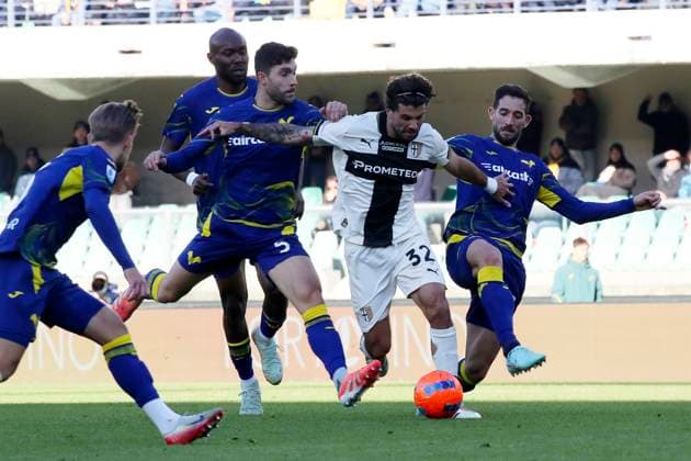 Parma™s Patrick Cutrone Verona™s Roberto Gagliardini during the Serie A soccer match between Hellas Verona and Parma at the Bentegodi Stadium in Verona, north west Italy - Sunday , November 23 , 2025. - Soccer .  Copyright: xPaolaxGarbuio Lapressex