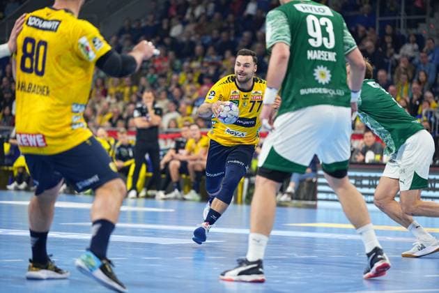 Dani Baijens 77 Rhein Neckar Löwen fights for the ball with Mijajlo Marseni 93 Füchse Berlin 1 Handball Bundesliga Rhein Neckar Löwen vs Füchse Berlin 23 11 2025 Copyright: xSpeedshotx