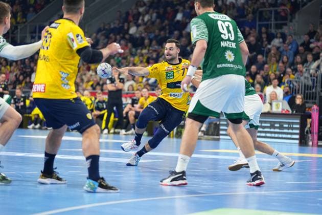 Dani Baijens 77 Rhein Neckar Löwen plays double pass with Lasse Ludwig 1 Füchse Berlin at the back 1 Handball Bundesliga Rhein Neckar Löwen vs Füchse Berlin 23 11 2025 Copyright: xSpeedshotx