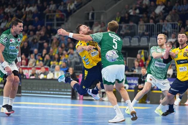 Mijajlo Marseni 93 Füchse Berlin and Matthes Langhoff 13 Füchse Berlin fight for the ball against Jannik Kohlbacher 80 Rhein Neckar Löwen 1 Handball Bundesliga Rhein Neckar Löwen vs Füchse Berlin 23 11 2025 Copyright: xSpeedshotx