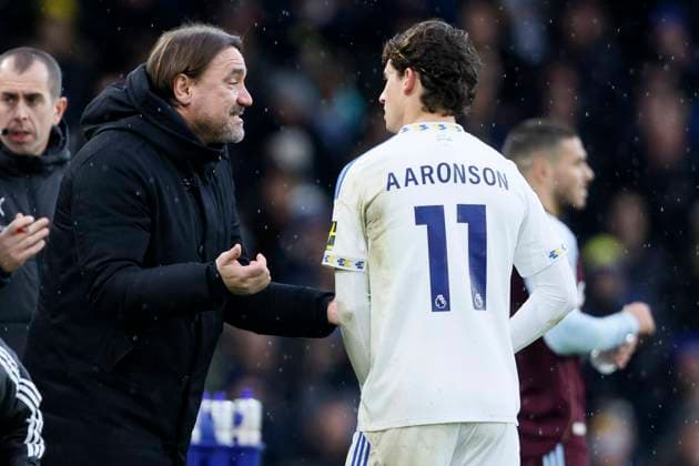 Leeds United v Aston Villa - Premier League Daniel Farke Manager of Leeds United and Brenden Aaronson of Leeds United on the side line during the Premier League match between Leeds United and Aston Villa at Elland Road on November 23, 2025 in Leeds, England. Leeds Elland Road England United Kingdom Copyright: xRichardxSellers Sportsphoto APLx 14142416