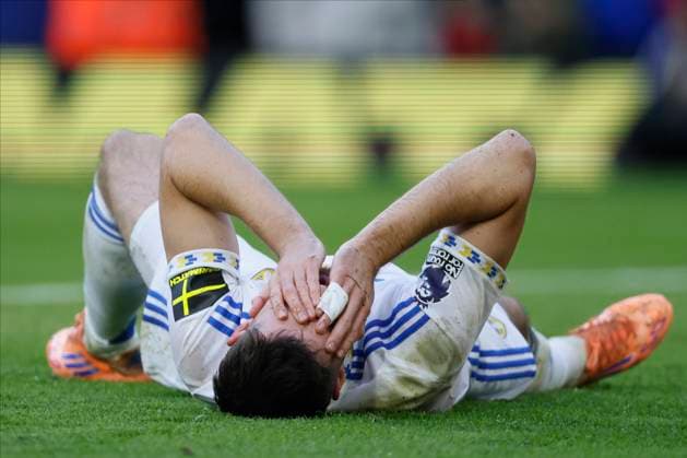 Leeds United v Aston Villa - Premier League Anton Stach of Leeds United is injured during the Premier League match between Leeds United and Aston Villa at Elland Road on November 23, 2025 in Leeds, England. Leeds Elland Road England United Kingdom Copyright: xRichardxSellers Sportsphoto APLx 14142417
